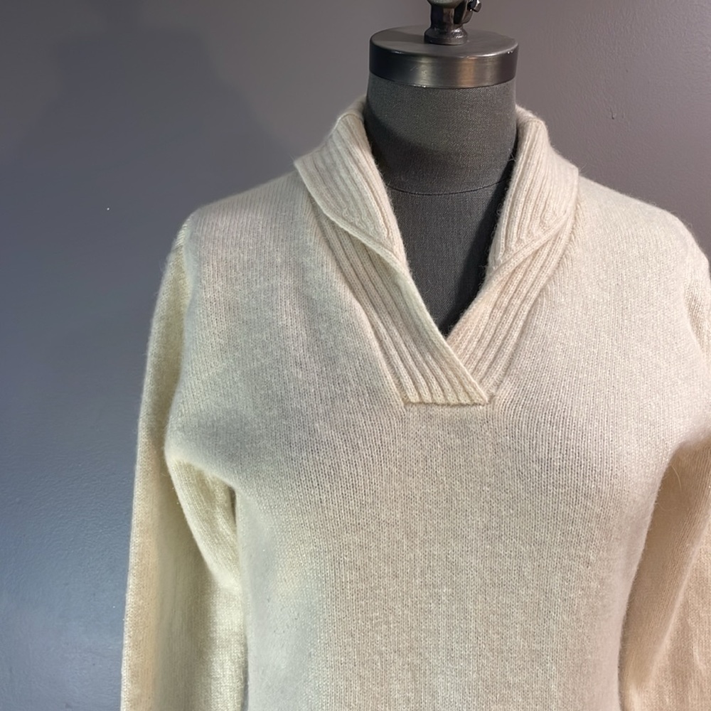 Merino wool, Angora & Nylon cream sweater in women’s size M - MADE IN HONG KONG